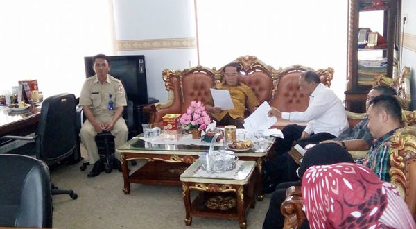 Sekot Kotamobagu saat rapat perdanan dengan Forum Kota Sehat diruang kerjanya