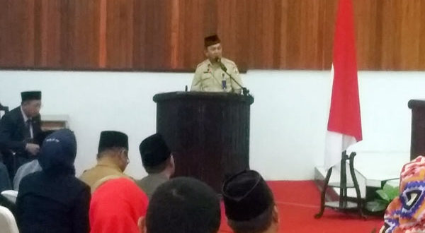 Asisten I Pemerintahan Kota Kotamobagu Drs Hi Nasrun Gilalom saat mewakili walikota pada pelantikan Ketua Pengadilan Agama Kotamobagu