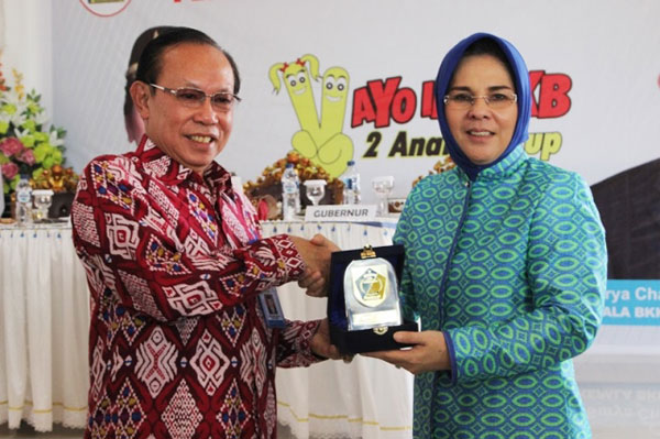 Saat Pemberian Penghargaan Oleh Kepala BKKBN Pusat Kepada Walikota Kotamobagu