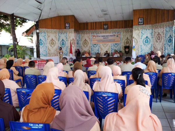 Walikota Kotamobagu Ir Hj Tatong Bara saat membuka dengan resmi Muskot Dharma Wanita seklaigus merayakan Hut Ke- 17 Dharma Wanita