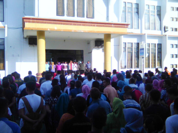 Bupati saat memimpin apel sore dikantor bupati