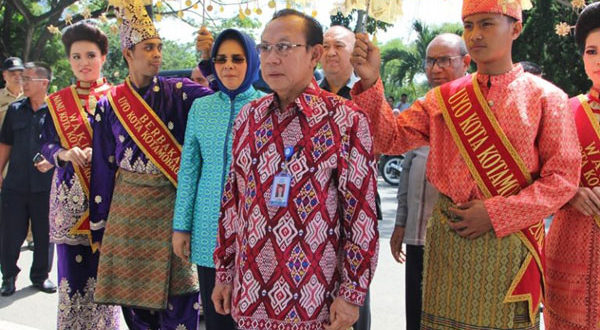Kepala BKKBN Pusat Chandra Surapaty saat di jemput denga adat di depan rumah dias Walikota Kotamobagu