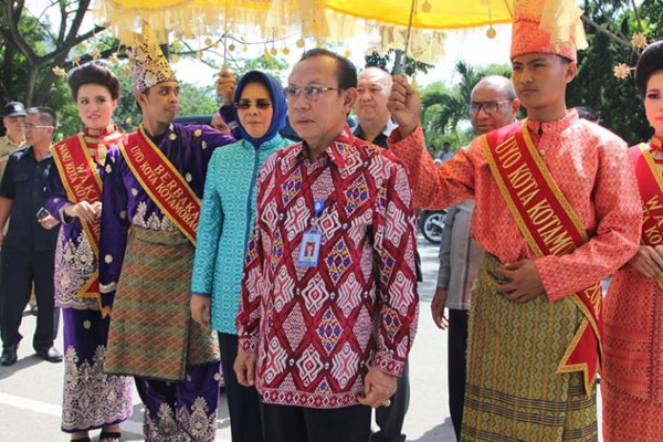 Kepala BKKBN Pusat Chandra Surapaty saat di jemput denga adat di depan rumah dias Walikota Kotamobagu