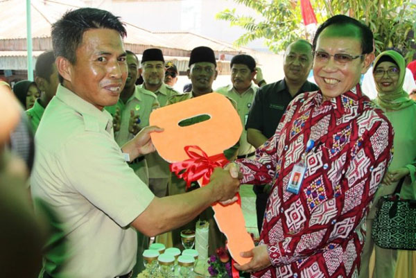 Saat pemberian secara simbolis kunci kendaraan operasional KB