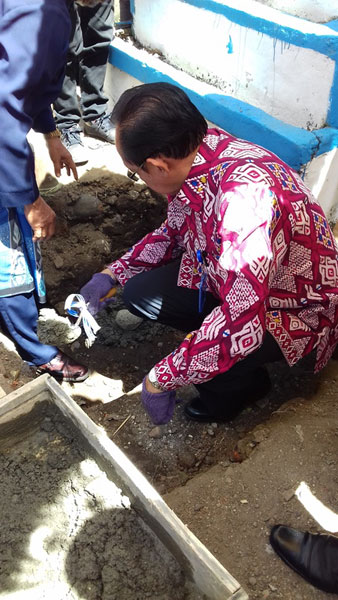 Foto peletakan batu pertama gapura Kampung KB oleh Kepla BKKBN Pusat
