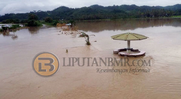foto tampak Wilayah Bolmut desa Busisingo Kecamatan Bintauna yang terendam banjir