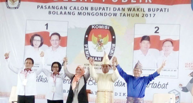 kedua paslon dengan moderator pasca selesainya debat paslon kada akhir yang digelar oleh KPUD Bolmong