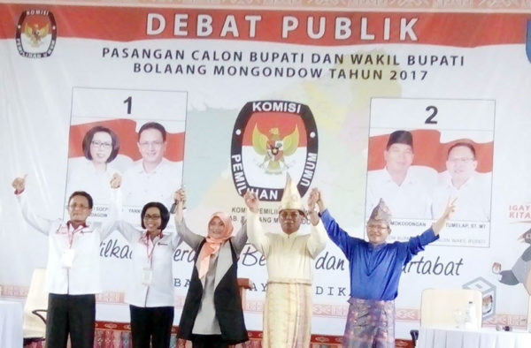 kedua paslon dengan moderator pasca selesainya debat paslon kada akhir yang digelar oleh KPUD Bolmong