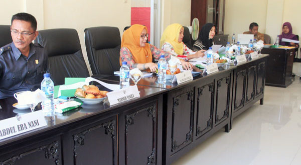 Komisi I DPRD Bolmut saat lakukan Hearing Dengar Pendapat dengan PT PLN Persero dan PT Bukit Sion