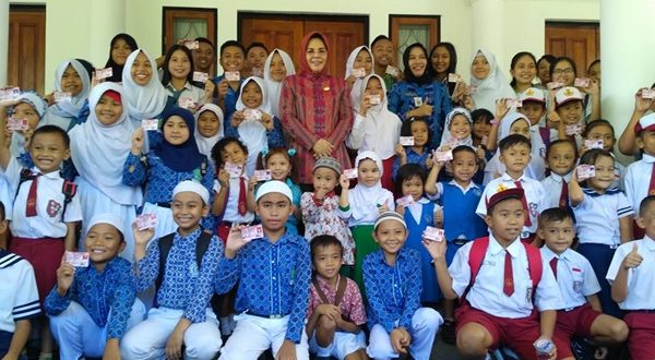 Walkot Kotamobagu Ir. Hj. Tatong Bara saat me-Launching Kartu Identitas Anak (KIA) dikelilingi anak-anak