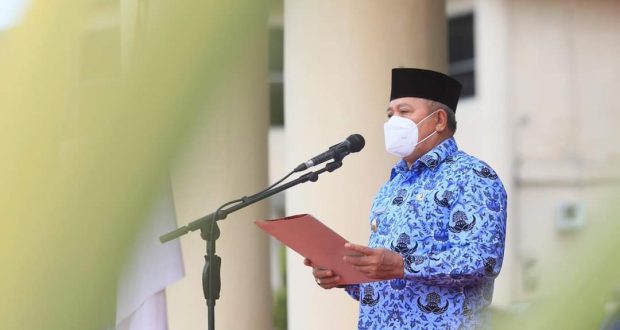 Wakil Bupati Kabupaten Bolaang Mongondow Utara, Drs. H. Amin Lasena, MAP, saat memimpin Apel Korpri.