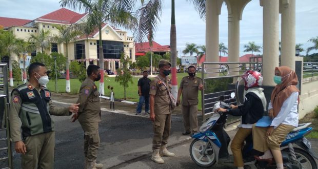 Gambar saat anggota Satpol-PP memeriksa warga yang masuk di Kantor Bupati Bolmut