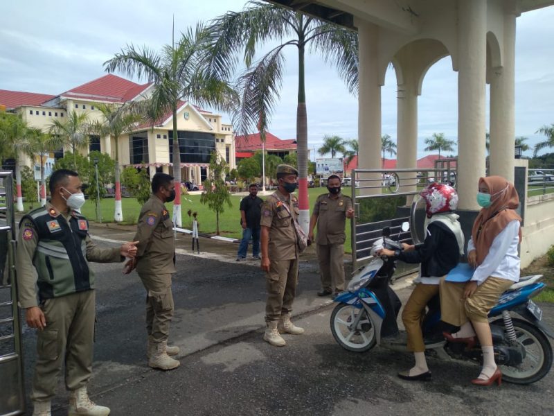 Gambar saat anggota Satpol-PP memeriksa warga yang masuk di Kantor Bupati Bolmut