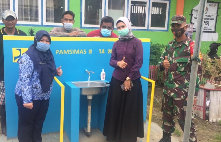 Dinas PUPR Bolmut Bersama Tim Pamsimas saat meresmikan program Pamsimas di Desa Kopi