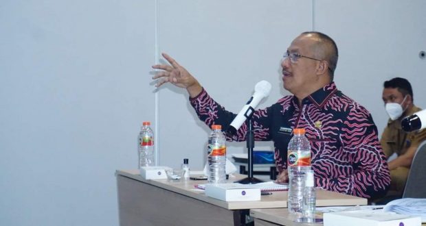 Sekretaris Daerah Bolmut, Dr. Drs. Asripan Nani, M.Si, saat melakukan presentasi di hadapan BNPP dan Kementerian PUPR