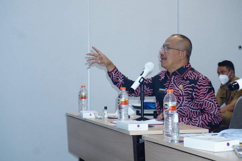 Sekretaris Daerah Bolmut, Dr. Drs. Asripan Nani, M.Si, saat melakukan presentasi di hadapan BNPP dan Kementerian PUPR