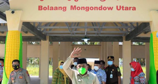 Bupati Bolmut, Drs. H. Depri Pontoh, saat disambut warga Kecamatan Sangkub di Pasar Rakyat Sangkub