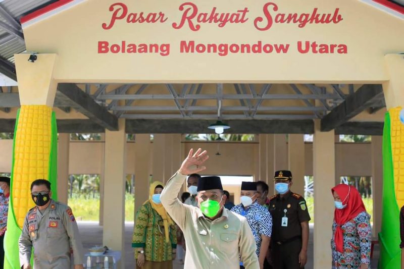Bupati Bolmut, Drs. H. Depri Pontoh, saat disambut warga Kecamatan Sangkub di Pasar Rakyat Sangkub