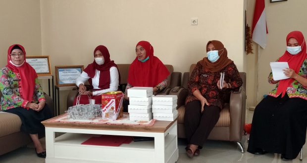 Kepala Dinas PPKBPPPA Bolmut, Yani Lasama, SKM, bersama UPTD PPA Bolmut