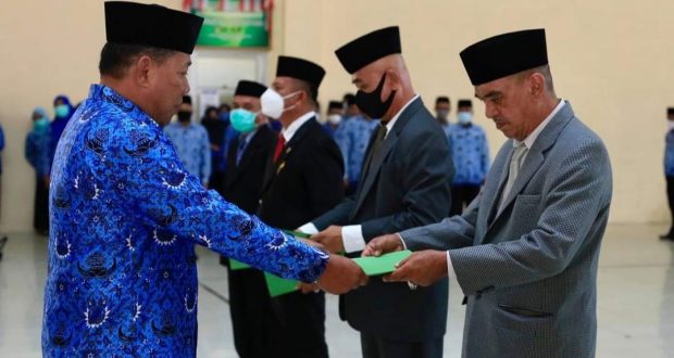 Bupati Bolmut, Drs. H. Depri Pontoh, saat menyerahkan SK kepada Staf Khusus Bupati
