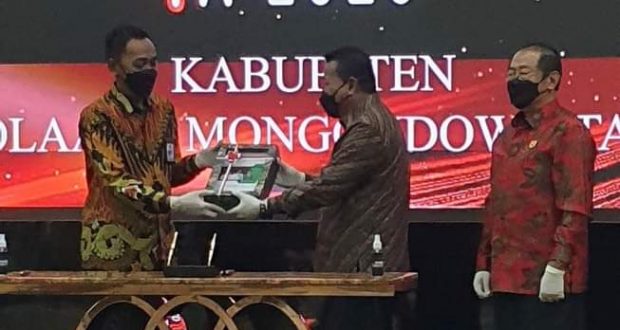 Bupati Bolmut bersama Ketua DPRD Bolmut saat menyerahkan berkas kepada BPK RI
