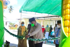 Bupati Depri Pontoh saat menggunting pita di Pasar Rakyat Sangkub