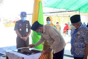 Bupati Depri Pontoh saat menandatangani prasasti di Pasar Rakyat Sangkub