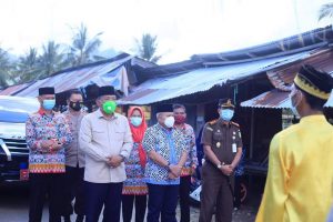 Bupati Depri Pontoh saat disambut adat di Pasar Rakyat Sangkub