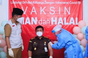 Kajari Bolmut adalah orang pertama yang disuntik vaksin pada Pencanangan Vaksinasi di Bolmut