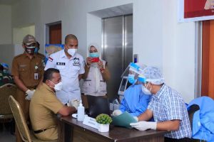 Bupati Bolmut Drs. H. Depri Pontoh, saat diperiksa tim medis sebelum dinyatakan layak disuntik Vaksin