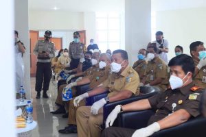 Bupati Bolmut Drs. H. Depri Pontoh, bersama pejabat daerah saat mengikuti pencanangan Vaksinasi Covid-19