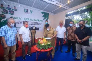Wabup Bolmut Drs. H. Amin Lasena, MAP, saat melaksanakan prosesi potong tumpeng