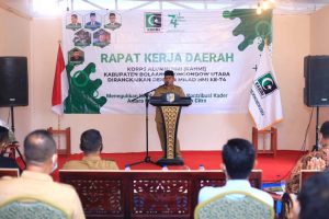 Wabup Bolmut Drs. H. Amin Lasena, MAP, saat menyampaikan sambutannya di depan peserta Rakerda KAHMI