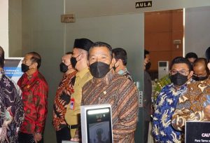 Bupati Bolmut, Drs. H. Depri Pontoh, bersama Ketua DPRD Bolmut saat memasuki ruangan BPK RI di Manado