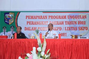 Sekretaris Daerah, Dr. Drs. H. Asripan Nani, M.Si, saat memandu jalannya kegiatan