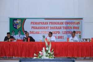 Dari kanan : Sekretaris Daerah Dr. Drs. H. Asripan Nani, M.Si, Bupati Bolmut, Drs. H. Depri Pontoh, Ketua DPRD Bolmut Frangky Chendra