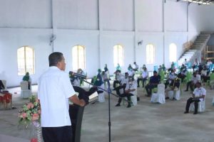 Bupati Bolmut saat menyampaikan sambutannya kepada seluruh peserta kegiatan. Tampak jarak antar peserta sesuai dengan protokol kesehatan