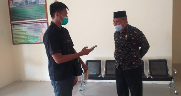 Kepala DKPD Bolmut, Muhidin Gumohung saat diwawancarai reporter LiputanBMR