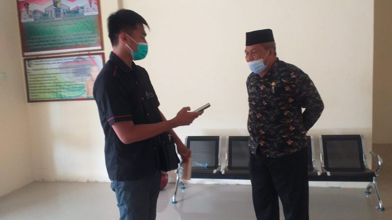 Kepala DKPD Bolmut, Muhidin Gumohung saat diwawancarai reporter LiputanBMR