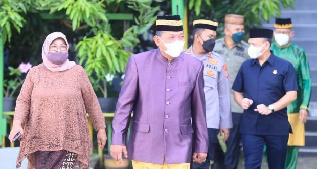 Bupati Drs. H. Depri Pontoh saat menerima prosesi adat Mopohabaru
