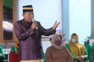 Bupati Drs. H. Depri Pontoh saat menyampaikan sambutannya