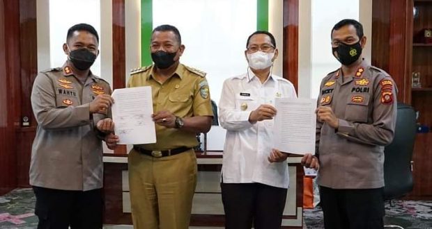 Bupati Bolmut Drs. H. Depri Pontoh saat berfoto bersama Wabup Gorut Thariq Modanggu