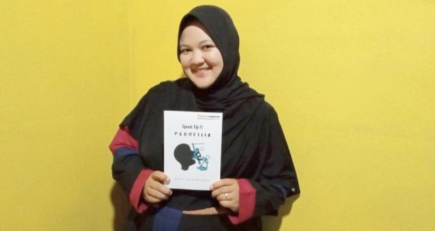 Astri Mokodompis dan bukunya yang berjudul Speak Up Pedofilia