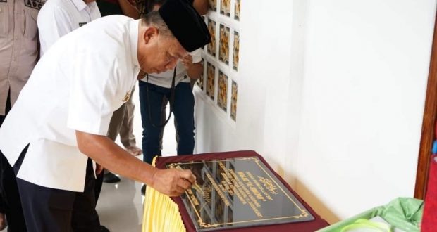Bupati Drs. H. Depri Pontoh saat mersemikan Masjid Al-Hidayah