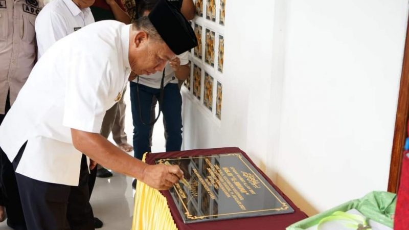 Bupati Drs. H. Depri Pontoh saat mersemikan Masjid Al-Hidayah