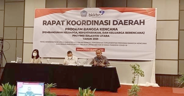 Sekretaris Daerah Bolmut, Dr. Drs. H. Asripan Nani, M.Si, saat membawakan materi pada program Bangga Kencana di Manado