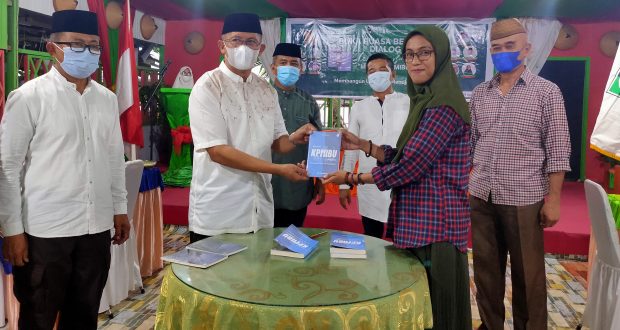 Sekretaris Daerah Bolmut, Dr. Drs. H. Asripan Nani, M.Si, bersama Alin Pangalima, penulis buku Memori KPMIBU