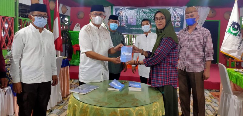 Sekretaris Daerah Bolmut, Dr. Drs. H. Asripan Nani, M.Si, bersama Alin Pangalima, penulis buku Memori KPMIBU
