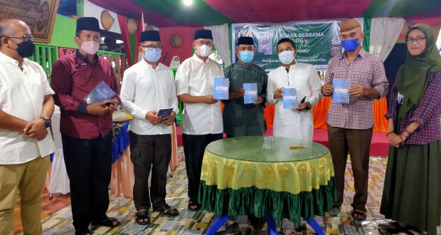 Sekda Bolmut bersama Presidium KAHMI Bolmut dan penulis Buku Memori KPMIBU