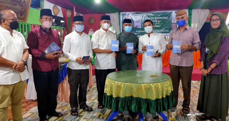 Sekda Bolmut bersama Presidium KAHMI Bolmut dan penulis Buku Memori KPMIBU